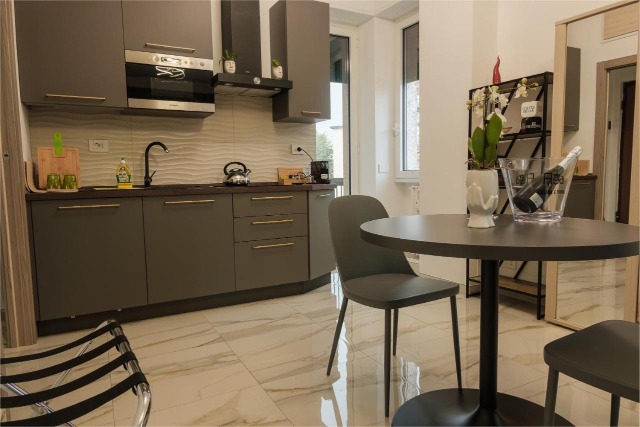 Zeus-08: Splendido Monolocale, Zona San Siro Apartamento